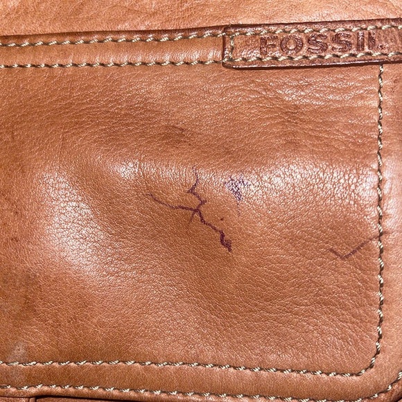 $25 (ππΌππ πΎππΌππΎπ)VINTAGE FOSSIL LEATHER CROSSBODY - Picture 3 of 5